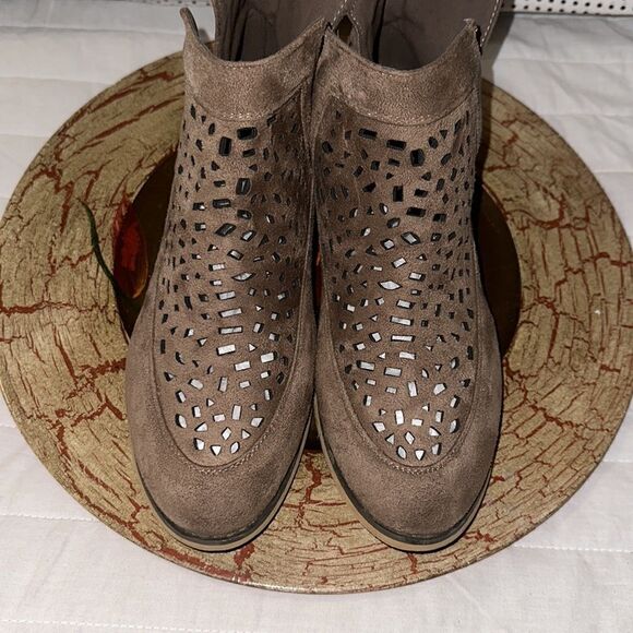 CG 9 Tan Faux Suede Laser Cut V Cut Ankle Booties - Picture 2 of 11